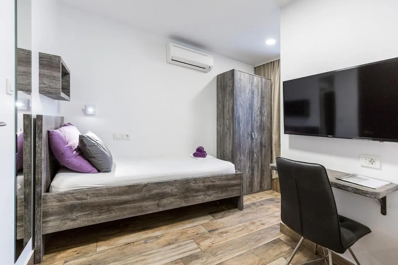 Apinelo Hostel & Apartments Сплит 3*,