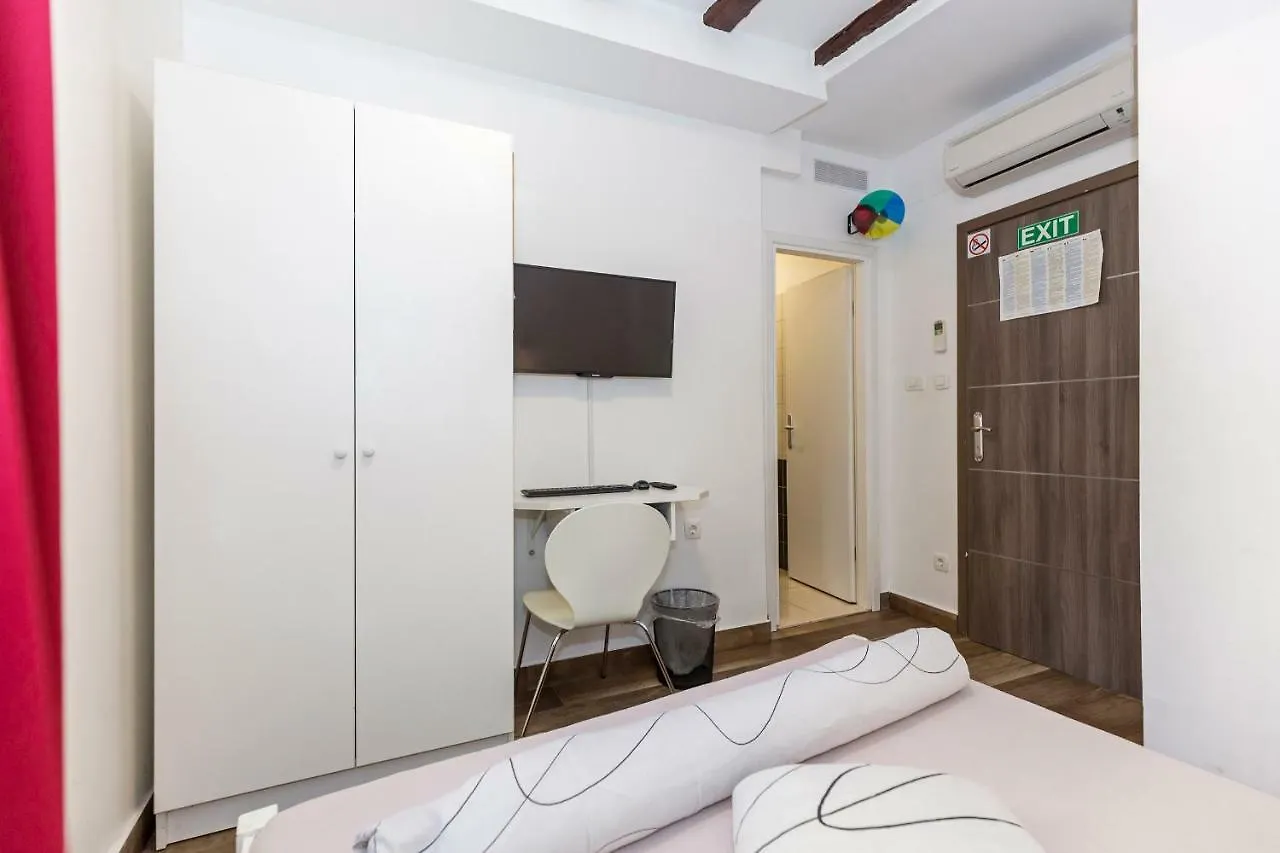 Apinelo Hostel & Apartments Σπλιτ Πανσιόν